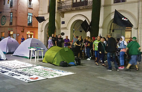 La PAC acampa des de dimarts a la plaça de la Vila. Foto: PAC