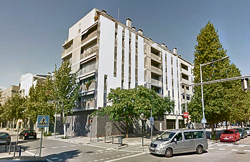 Un dels blocs de pisos ocupats, al carrer Ramon Llull. Foto: Google Maps