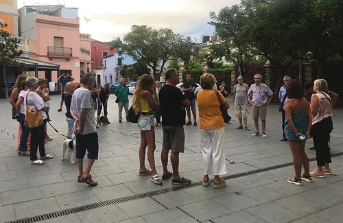 Alguns veïns es reuneixen a la plaça de la Vila. Foto: Gemma Liñán