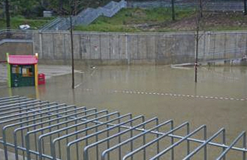 Aspecte del pati de l’escola durant la inundació. Foto: Ajuntament