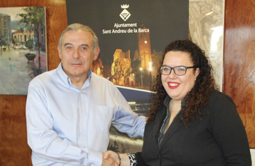 Enric Llorca i Saray Cantero signant l’acord entre PSC i C’s. Foto: Ajuntament