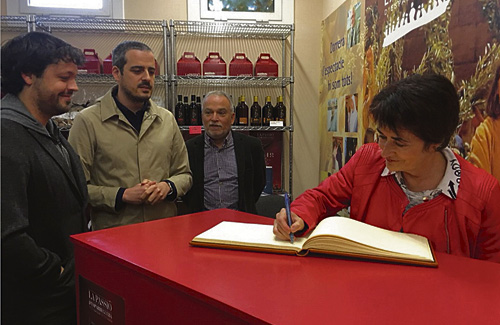 Puimedon signant el llibre d’honor a Esparreguera. Foto: Ajuntament