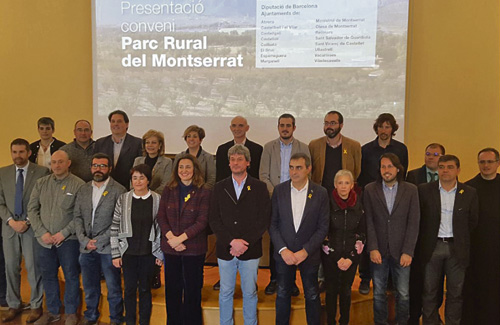 Els alcaldes dels 16 municipis fundadors del Parc Rural. Foto: Diputació