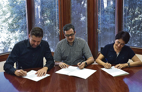Naharro, Rivas i Puimedon signant la carta a l’ACA. Foto: Ajuntament d’Olesa