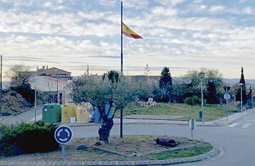 La bandera d’Espanya va ser despenjada el mateix dia 16. Foto: Twitter