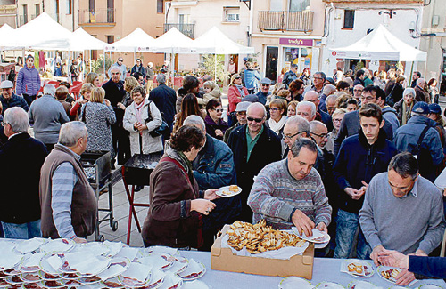 L’esmorzar popular va congregar força públic a la plaça. Foto: Ajuntament