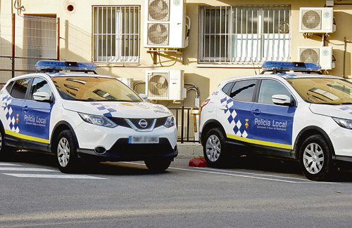 Vehicles de la Policia Local davant de la comissaria. Foto: Línia Nord