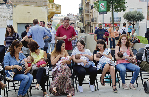 Un grup de dones van alletar els seus fills a la plaça de Sant Fèlix, a Olesa de Montserrat. Foto: HSJDM