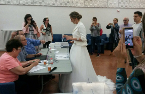 Una núvia votant abans del seu casament. Foto: Ajuntament