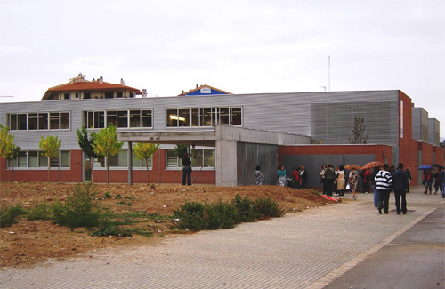 L’escola Sant Bernat podria acollir horts urbans. Foto: Bloc Olesà