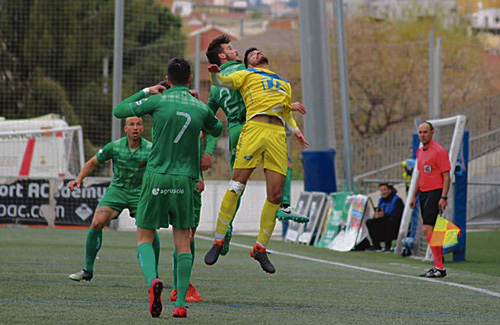Un moment del partit contra el CF Badalona. Foto: UEC