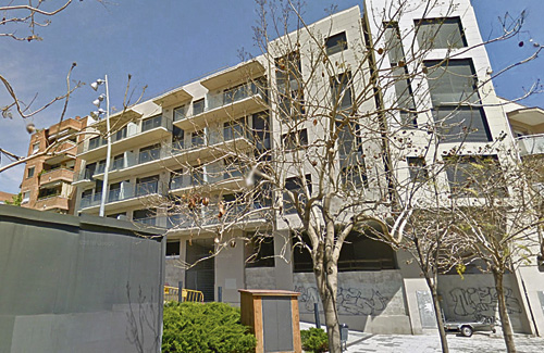 La finca amb els 20 pisos buits, a la plaça del Sol. Foto: Google Maps