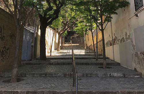El carrer de Miquel Roncali i Destefanis, també dit de les Escaletes, és un racó característic de la ciutat. Foto: Twitter (@disparafoto)