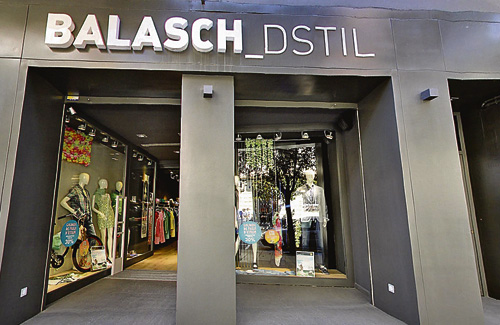 Entrada de la botiga Balasch, al carrer de Rubió i Ors. Foto: Google Maps