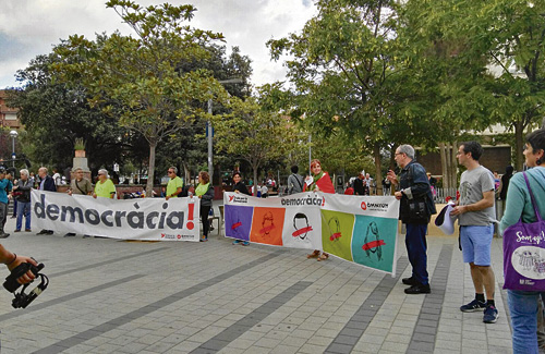 Mobilització en contra de la retirada de cartells de l’1-O a la ciutat. Foto: CeC