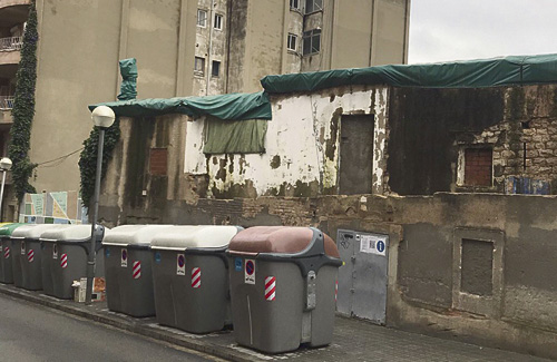 Els veïns reclamen que es canviïn de lloc els contenidors. Foto: Defensem el Castell