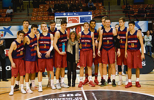 L’alcaldessa Núria Marín amb els jugadors del Barça. Foto: CBLH