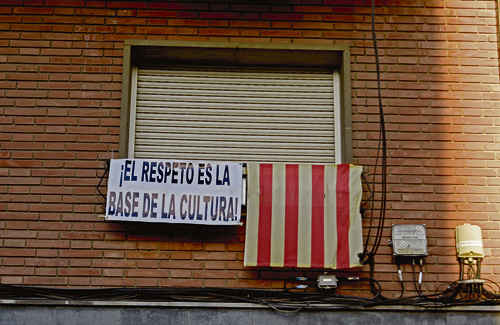 Uns 30 balcons de la plaça llueixen les pancartes. Foto: Cristian López