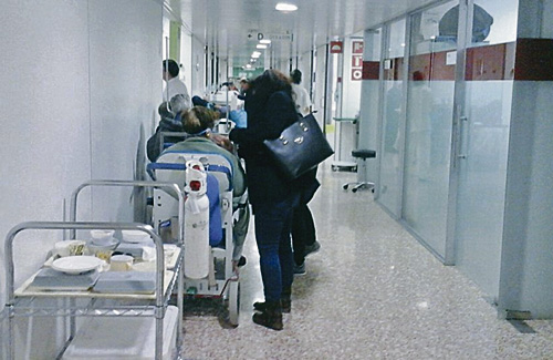 Alguns pacients han hagut d’esperar en llits instal·lats als passadissos de Bellvitge. Foto: Twitter (@CanviemLH_)