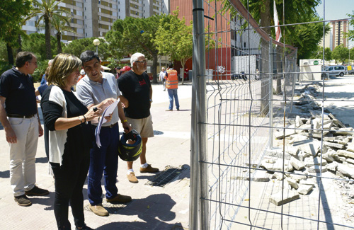 L’alcaldessa Núria Marín visitant les obres de remodelació. Foto: Ajuntament