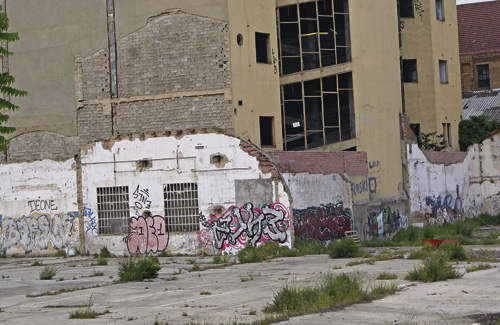 Els veïns es queixen del mal estat de l’antiga fàbrica. Foto: Línia l’H