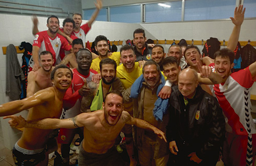 L’equip, eufòric després de la victòria al camp del Reus B. Foto: CELH