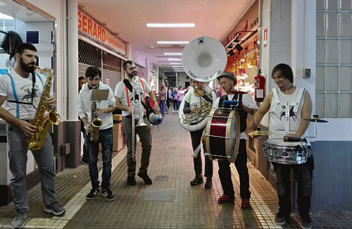 Banda de música amenitzant el matí de dissabte 4 al Centre. Foto: Ajuntament