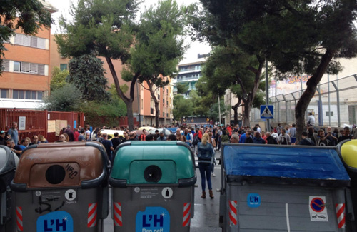 Els contenidors van servir de barricada per defensar alguns centres. Foto: Twitter