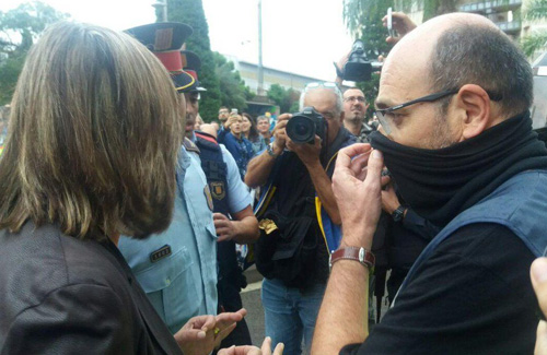 Marín parlant amb els comandaments policials. Foto: Twitter (@nuriamarinlh)
