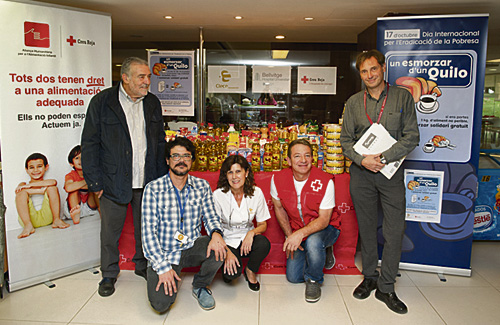 Moliner (esquerra) en una campanya de Creu Roja. Foto: HUB