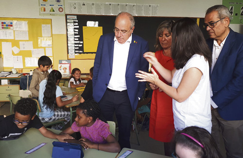 Imatge de la visita del conseller Bargalló a l’escola. Foto: Ensenyament