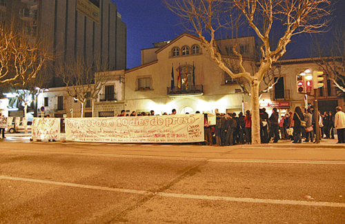 Una protesta davant de l’Ajuntament a favor dels acusats. Foto: NMNG