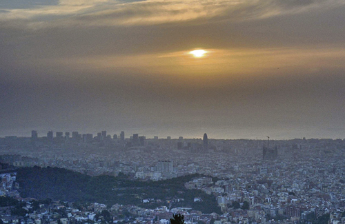 Barcelona i la seva rodalia ahir al matí. Foto: Twitter (@nestor_meteo)