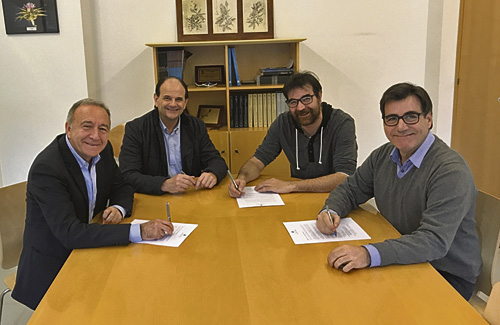 Poveda i Perpinyà (esquerra), a la signatura del pacte. Foto: Consell Comarcal