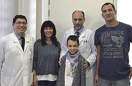 La família i els metges que han operat la nena. Foto: HSJD