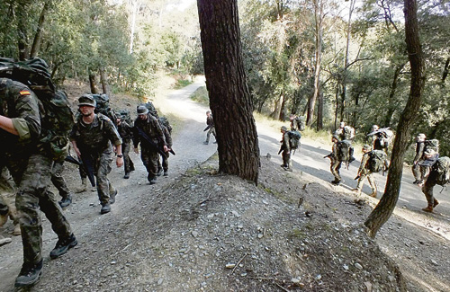 Militars marxant per camins del parc de Collserola. Foto: Exèrcit 