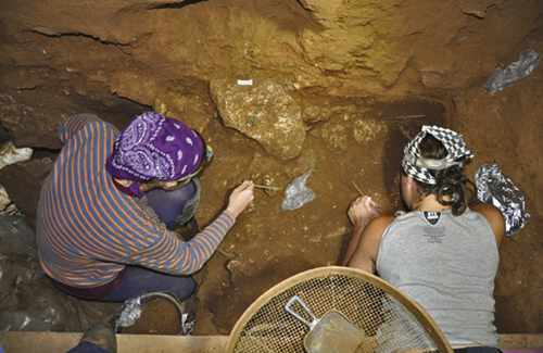 Dues investigadores a la cova del Gegant. Foto: UB