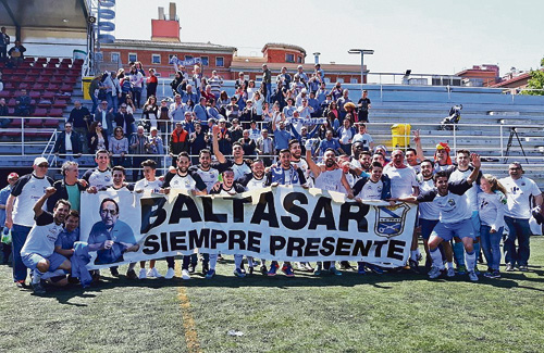 L’equip va recordar Vicente Baltasar mentre celebrava el títol. Foto: AEP