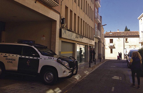 La Guàrdia Civil va escorcollar l’oficina de contractació municipal de Viladecans el 4 de maig i va detenir el primer tinent d’alcalde, Joaquín Guerrero. Foto: ERC