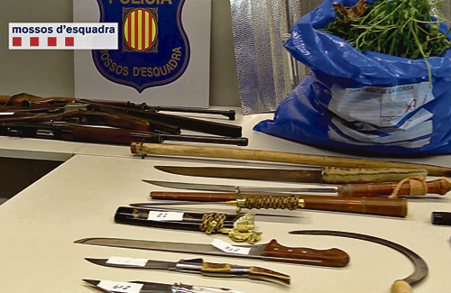 La policia va trobar al pis armament divers i drogues. Foto: Mossos