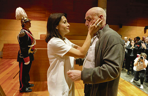 Raquel Sánchez consola el familiar de l’agent durant l’acte. Foto: Ajuntament