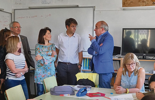 El conseller Bargalló va parlar amb professors del centre. Foto: Ajuntament