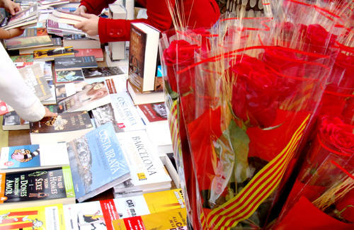 Sant Jordi tornarà a omplir de roses i llibres els carrers i les places d’arreu del país. Foto: Arxiu