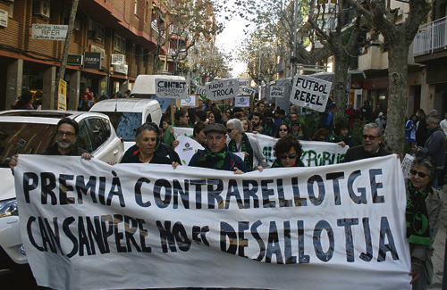 La manifestació va recórrer el centre del municipi. Foto: Línia Mar