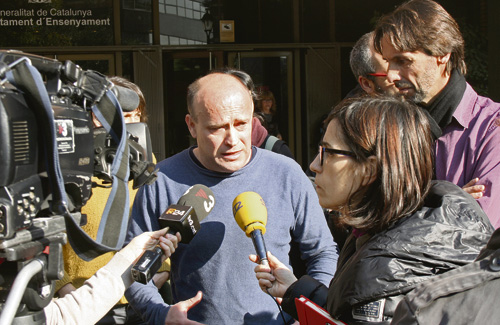 Jordi Estarlich va atendre els mitjans a les portes del departament. Foto: Línia Mar