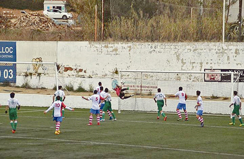 Leva intenta evitar sense èxit el tercer gol del Cerdanyola. Foto: CFC