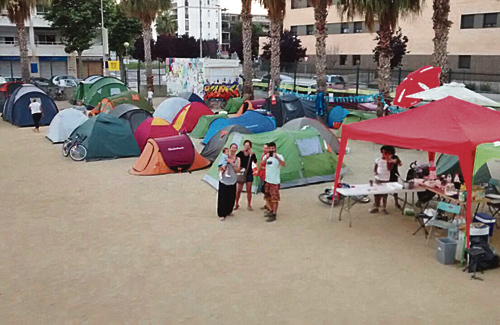Mares i pares continuen acampats des de divendres passat. Foto: AMPA