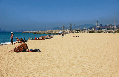 L’Ajuntament vol fomentar hàbits saludables a la platja d’Ocata. Foto: Arxiu