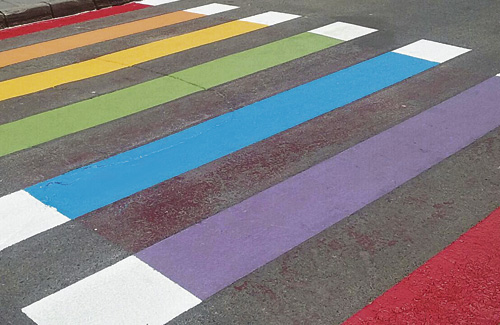 L’Ajuntament pintarà 4 passos de vianants amb els colors LGTBI. Foto: Arxiu