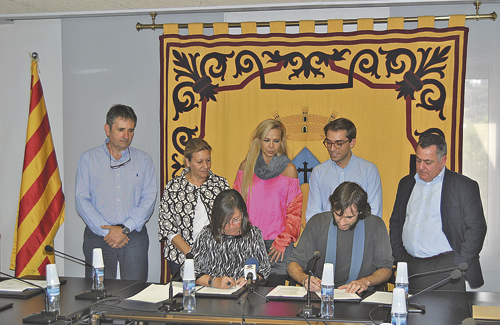 Lina Morales i Miguel Doñate signant el pacte. Foto: Ajuntament